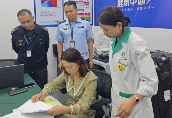 拧紧国谈药品“安全阀” | %0D%0A九龙坡区三部门联合开展飞行检查.jpg