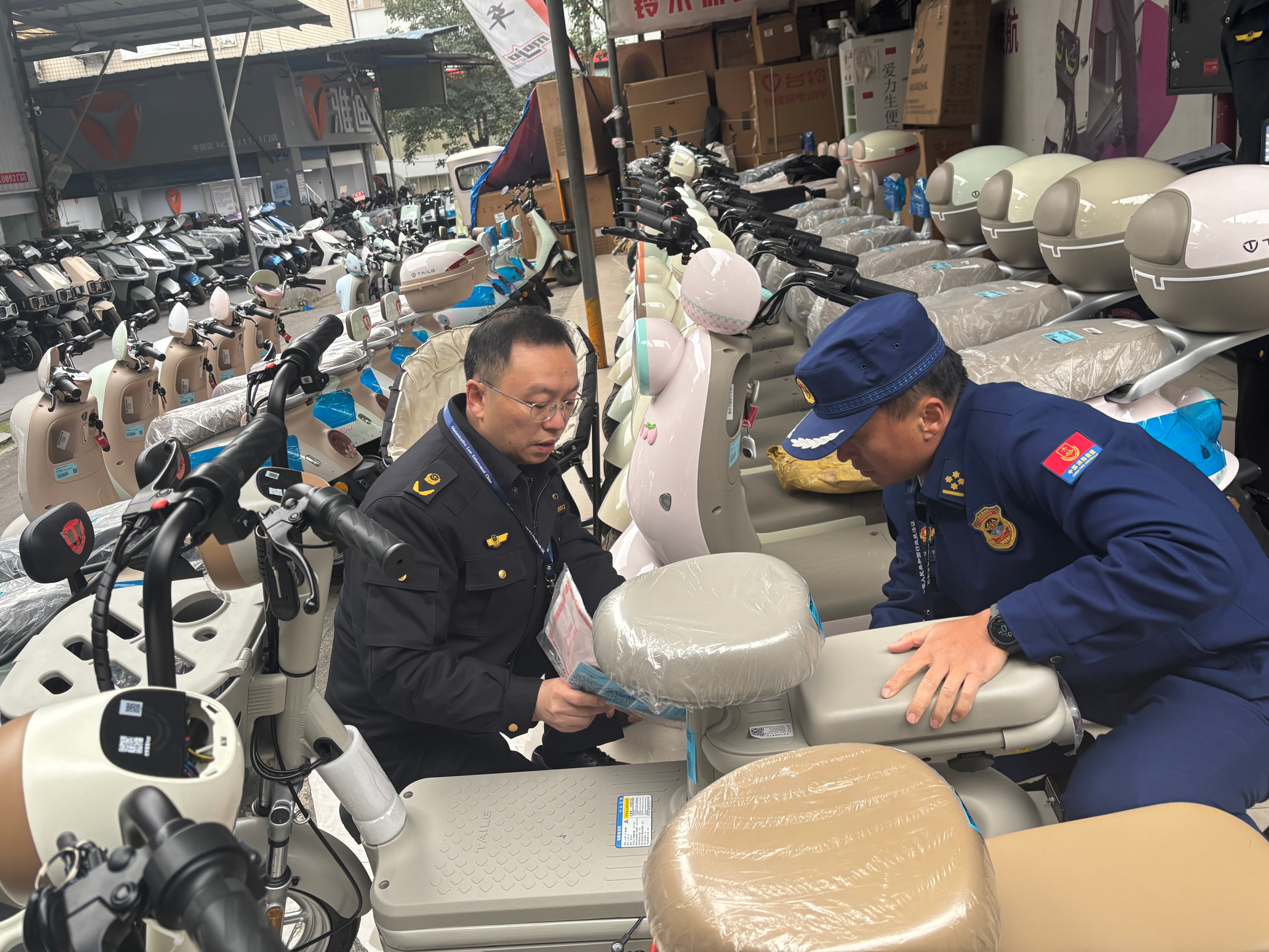 九龙坡区市场监管局开展拉网式排查保障电动自行车新国标平稳落地.jpg