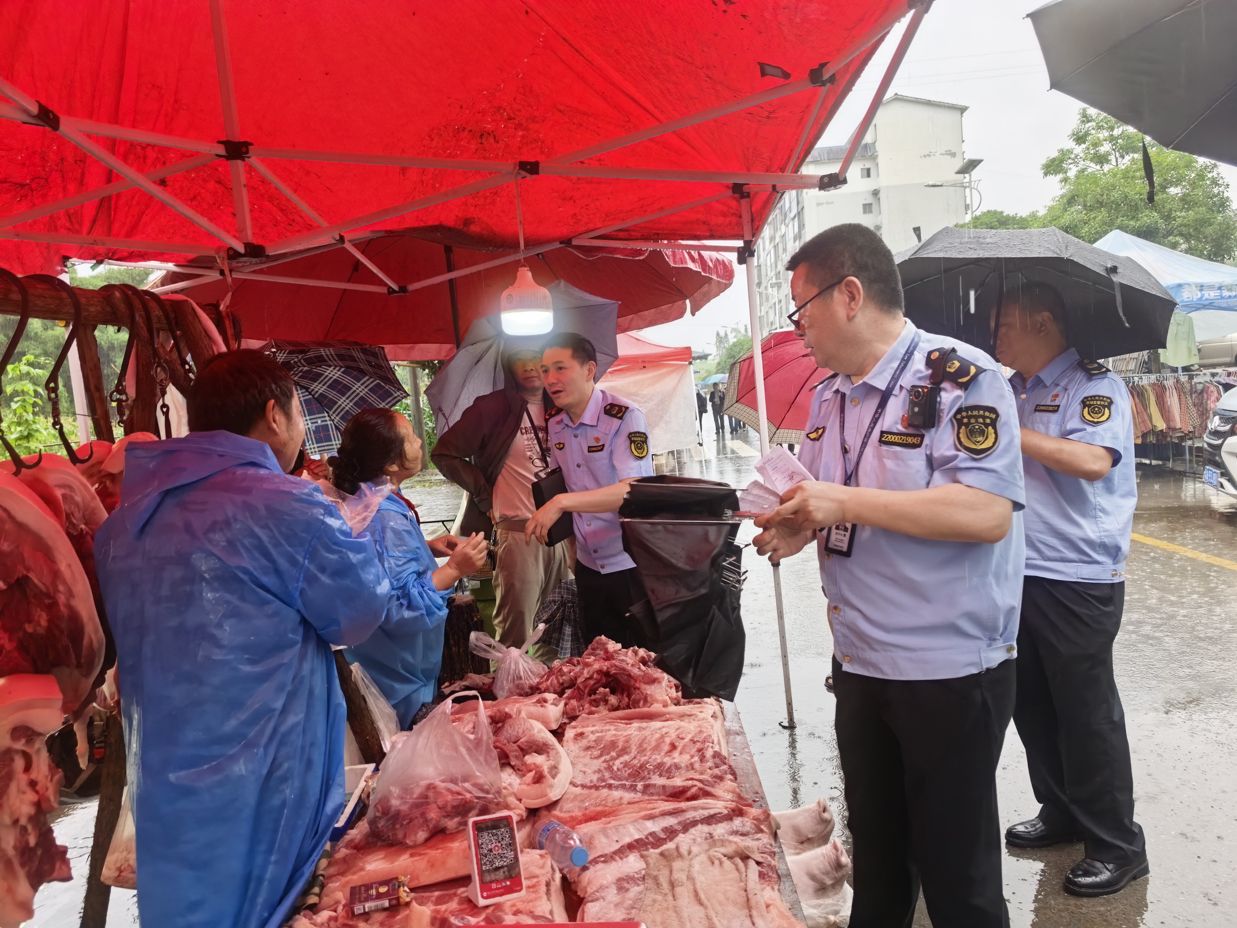 涪陵区多部门联合排查乡镇猪肉市场 守护群众舌尖安全.jpg