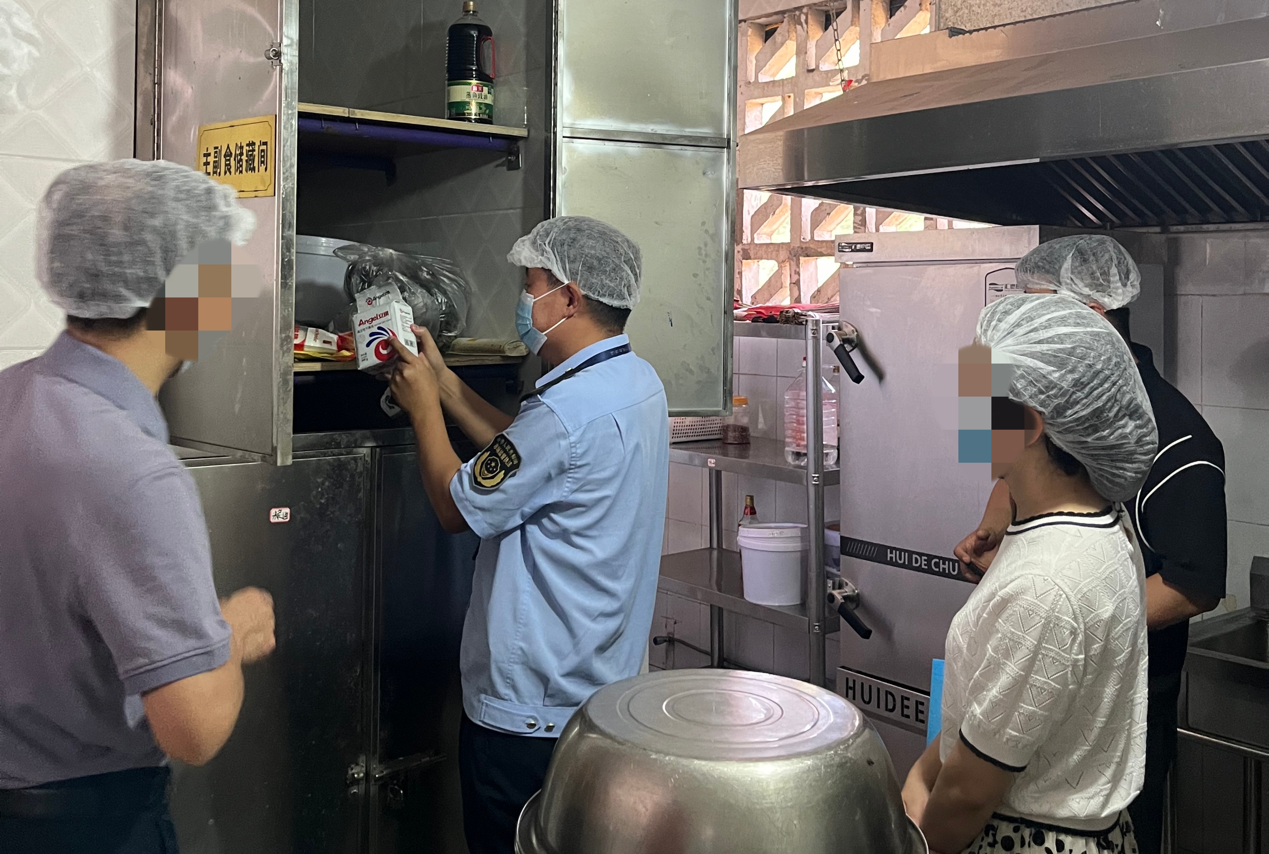 【案例发布】两江新区市场监管局曝光5起食品违法典型案例.jpg